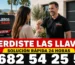 Cerrajero en Vega Baja entregando llaves a una clienta frente a una vivienda con servicio urgente 24 horas y asistencia rápida.